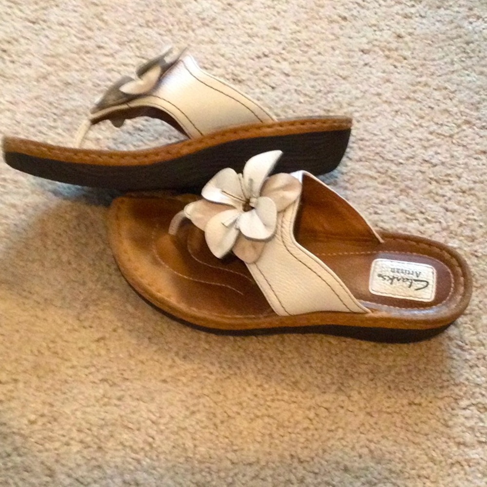 Clark’s Artisan Flower Sandals Size 8 1/2